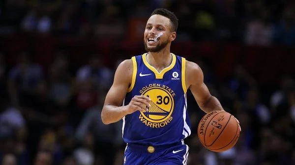 Top 3 cầu thủ bóng rổ nổi tiếng nhất hiện nay 1 Cầu thủ bóng rổ nổi tiếng - Stephen Curry