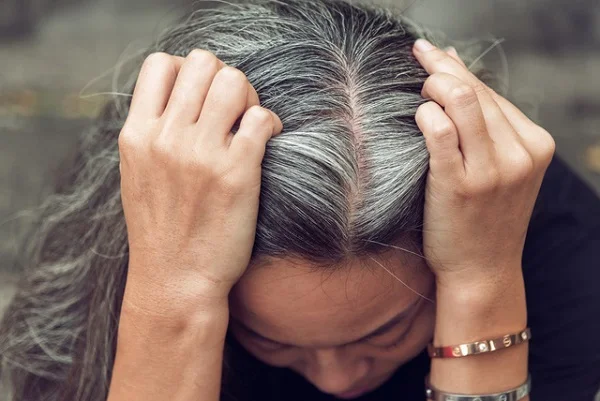 Ý nghĩa điềm báo khi nằm mơ thấy tóc bạc là gì? 2 nằm mơ thấy tóc bạc