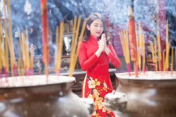 Giải mã giấc mơ thấy phật và thử vận may với con số nào? 2 mơ thấy đi chùa thắp hương