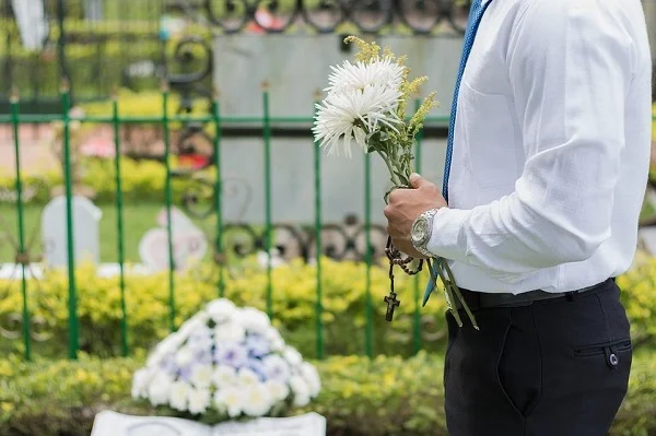 Mơ thấy khăn tang đánh số gì dễ trúng? Điềm báo giấc mơ là gì? 1 mơ thấy khăn tang