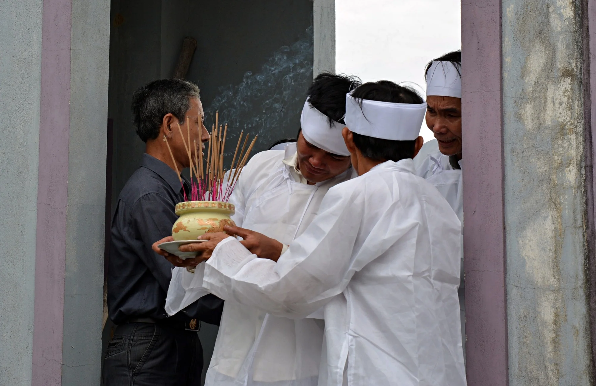 Mơ thấy khăn tang đánh số gì dễ trúng? Điềm báo giấc mơ là gì? 3 khăn tang, đám tang