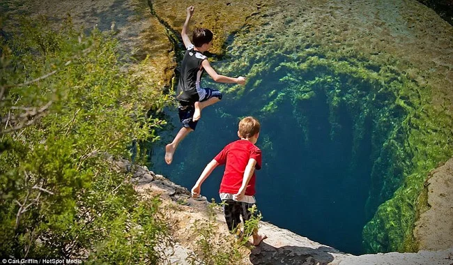 Ý nghĩa của giấc mơ thấy bay và con số chuẩn để đánh? 3 Hình ảnh vực sâu thẳm