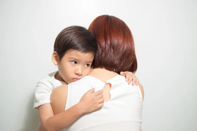 Mơ thấy người khác phái ôm mình đánh con gì chuẩn nhất? 3 Nằm mơ thấy ôm trẻ nhỏ