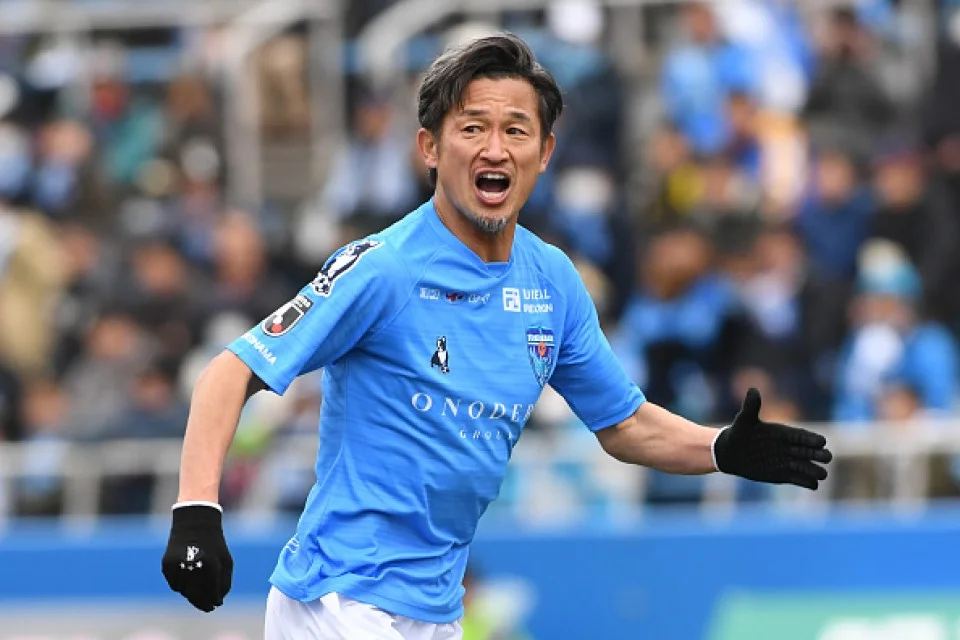 Những cầu thủ già nhất thế giới từng tham gia thi đấu trong lịch sử bóng đá 6 Kazuyoshi Miura