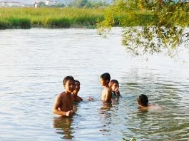 Giải mã giấc mơ thấy tắm sông, đâu là những con số may mắn? Mơ thấy tắm sông là điềm báo gì