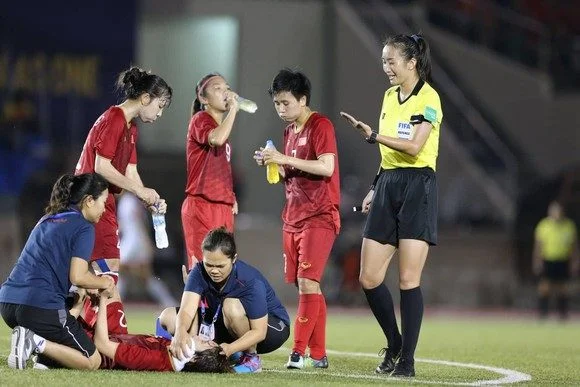 Tìm hiểu về vai trò của trọng tài biên trong bóng đá 2 bóng đá