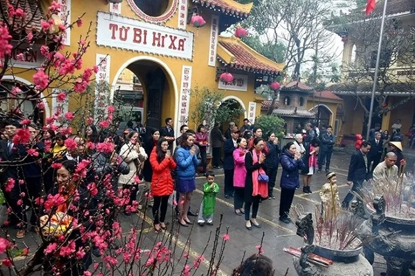 đi chùa Mơ thấy cả nhà cùng nhau lễ chùa