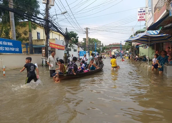 chiêm bao lội nước lũ