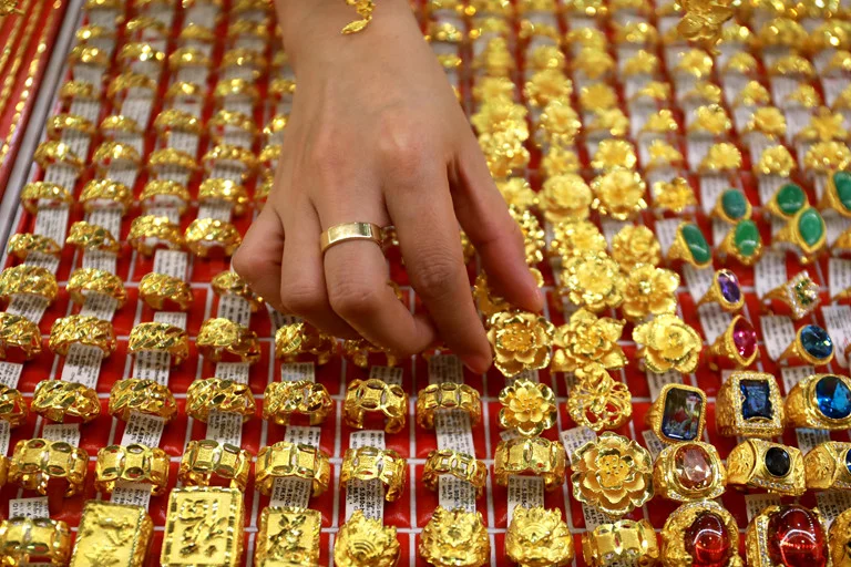 Ngủ mơ thấy vàng đánh con gì ăn chắc? 2 mơ thấy nhẫn vàng