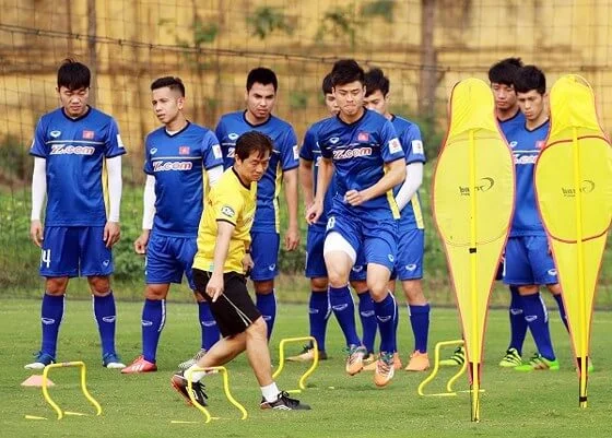 Các bài tập, cách rèn luyện thể lực trong bóng đá hiệu quả nhất 2 chạy bước nhỏ rèn luyện thể lực