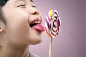 Mơ thấy ăn kẹo là điềm báo gì? Đâu là những con số may mắn? Mơ thấy ăn kẹo đánh con gì