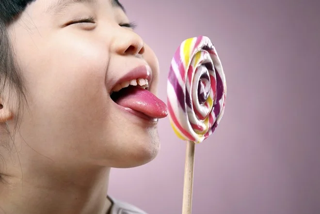 Mơ thấy ăn kẹo là điềm báo gì? Đâu là những con số may mắn? 1 Mơ thấy ăn kẹo đánh con gì