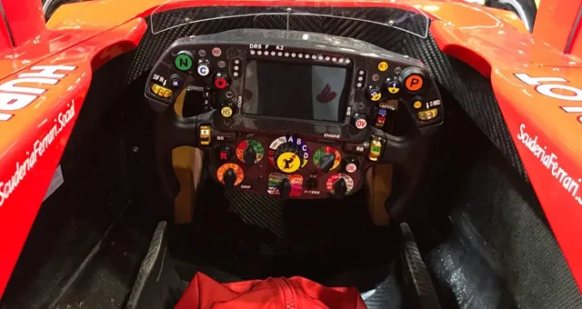 Bên trong 1 chiếc xe đua F1